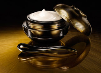 أشعي نضارة ببشرة شابة مع Orchidée Impériale Black من Guerlain