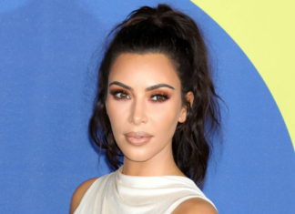 كيم كارداشيان تثير الجدل بصورتها مع رجل بدون ملابس!