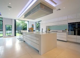 إليك أجمل الأفكار لتصميم مطبخٍ مفتوح على الصالون