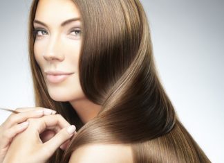 هكذا تنجحين في تمليس شعرك بدون حرارة!