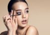 لماذا تفتح المرأة فمها أثناء وضع الماسكارا ؟
