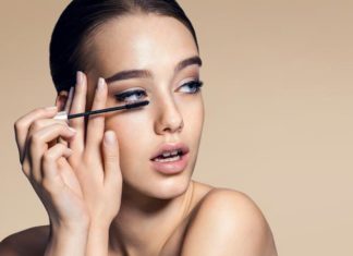 لماذا تفتح المرأة فمها أثناء وضع الماسكارا ؟