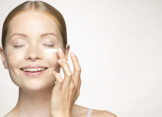 3 خلطات طبيعية تقضي على الهالات السوداء والانتفاخات حول العينين!