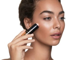 بالخطوات: كيف تطبّقين الهايلايتر بأسلوب المحترفين؟