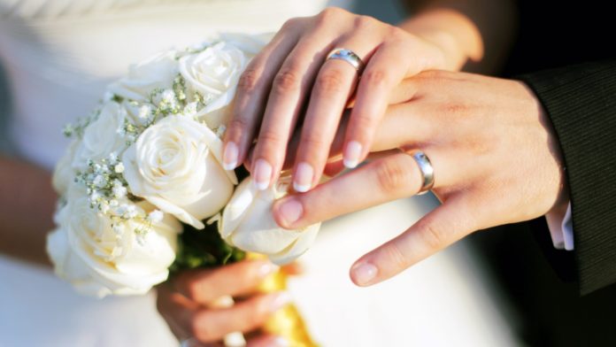 hands_wedding_rings_bouquet_roses_80655_1920x1080