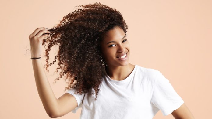 8b951a88-e93a-4bb9-85a2-4dd3a309ec46-affordable-natural-curly-hair-routine