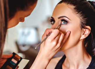 5 حيل سهلة لتفتيح لون العينين بالماكياج!