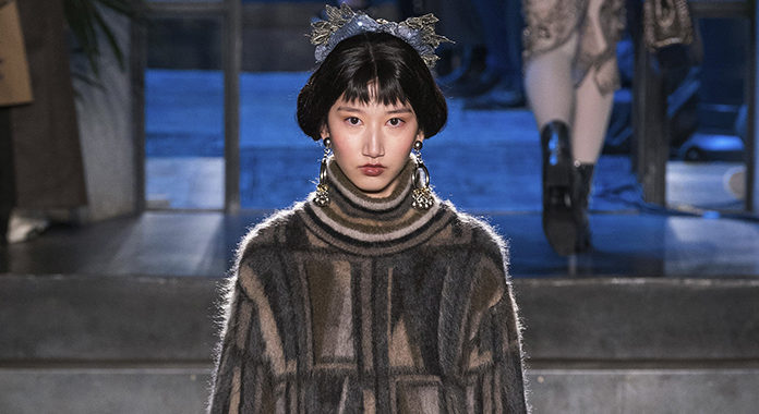 اختاري الكنزات بالياقة العالية لإطلالاتكِ في شتاء 2020…