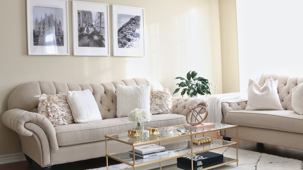 ديكورات باللون البيج تعزز أناقة منزلك WhiteBeigeandGoldLivingRoom-1