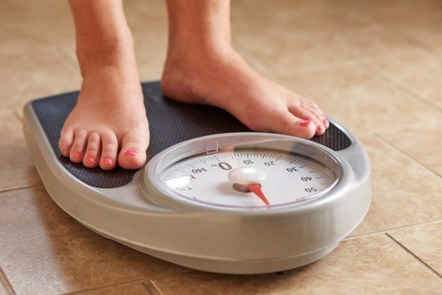 Female-feet-on-weight-scale-640x427