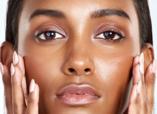 طرق طبيعية فعالة لتنظيف البشرة الدهنية في المنزل