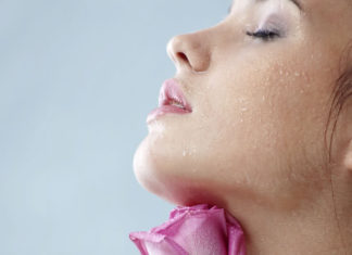 فوائد ماء الورد لتفتيح البشرة وأفضل الطرق لاستخدامه