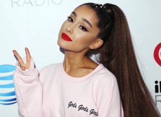 أريانا غراندي تقدّم الهدايا للأطفال في مستشفيات مانشستر بمناسبة عيد الميلاد