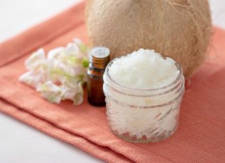 خلطات من جوز الهند لتقشير بشرة الجسم وتنعيمها