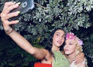 ابنة مادونا في صورة صادمة مع والدتها