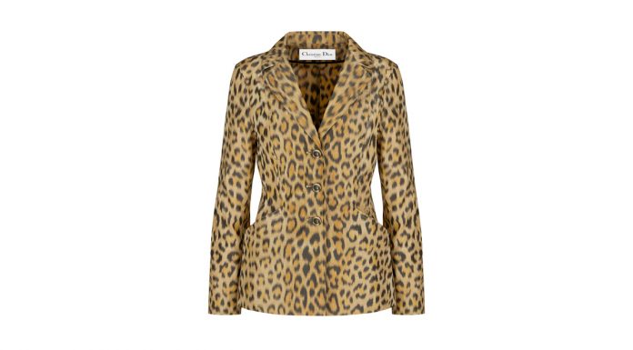 ديور تقدّم المهارة الحرفيّة لسترة بار بنقشة الفهد