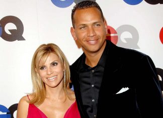 هل عاد أليكس رودريغز الى زوجته السابقة؟