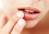 طرق تجنبك جفاف الشفاه وتشققها