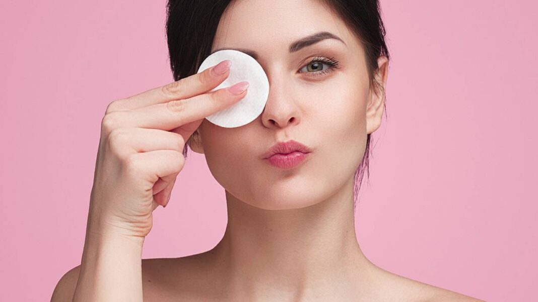 Loreal-Paris-BMAG-Article-Our-Best-Eye-Makeup-Remover-for-Waterproof-Makeup-D