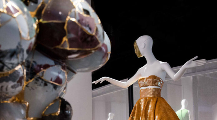 فالنتينو يعيد تجسيد رموزه التاريخية في معرض بكين