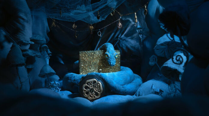 Alexander McQueen تطلق مجموعة هدايا موسم العطلات