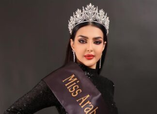 ملكة جمال السعودية تخطف الانظار بإطلالة تراثية مع والدتها في يوم التأسيس