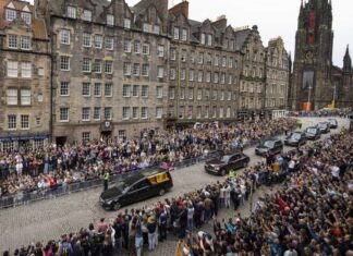 750 ألف بريطاني يصطفون في طابور لمشاهدة نعش الملكة إليزابيث