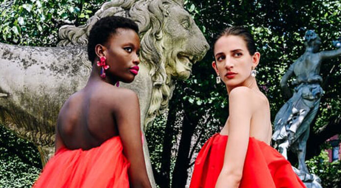 Carolina Herrera تطلق مجموعة Resort 2023 الجديدة من أزياء السفر والعطلات