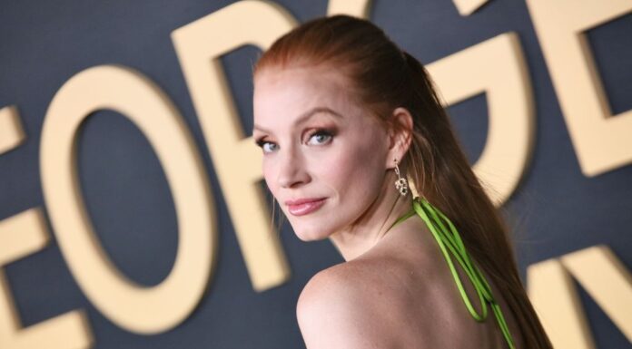 Jessica Chastain تضيء السجادة الحمراء بتصميم من مايكل كورس في العرض الأول لفيلم George and Tammy