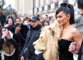 كايلي جينر تخطف الأنظار بإطلالتها خلال عرض أزياء Schiaparelli