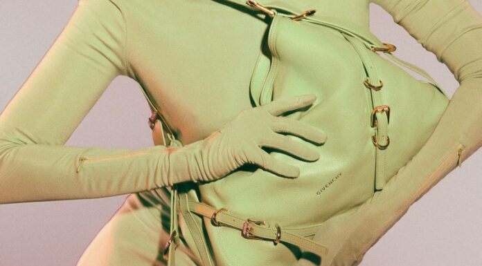 Givenchy تحتفي بالأناقة الباريسية مع حقيبة VOYOU لموسم ربيع وصيف 2023