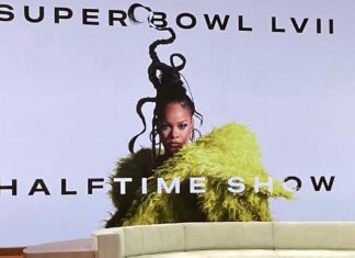 ريهانا تعد بحفل خيالي في Super Bowl