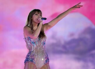 نجمات تألقن في إطلالة من Versace