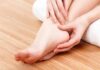 طرق طبيعية للإعتناء بالقدمين والتخلص من التشققات