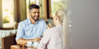 كيف تعرف ان شخصا معجبا بك عن طريق علم النفس