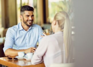 كيف تعرف ان شخصا معجبا بك عن طريق علم النفس