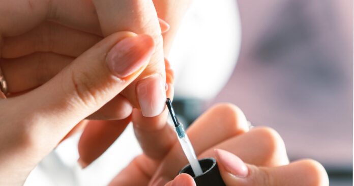 اسباب اصفرار الاظافر اسباب اصفرار الاظافر