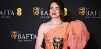 إيما ستون تبكي بعد فوزها بجائزة أفضل ممثلة