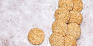 طريقة تحضير كعك السمسم بالموز