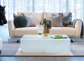 “تشاتلز آند مور” تطلق تشكيلتها الحديثة منقطع الزجاج الملوّن.. سيمفونية الفنّ والإبداع