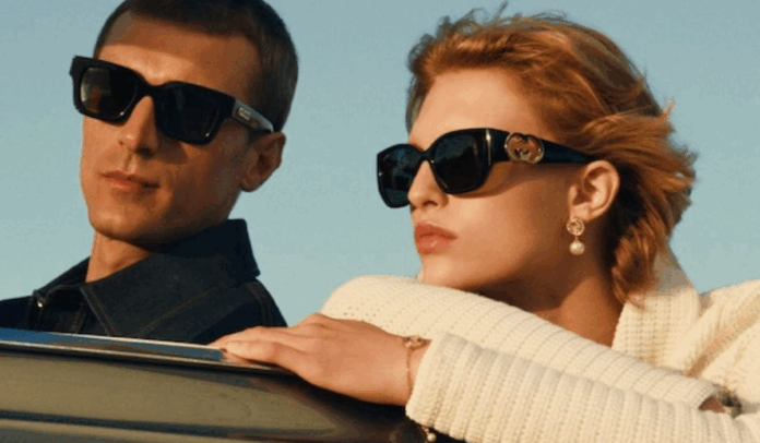 تُقدّم EYEWEAR KERING نظارات GUCCI الشمسية الحصرية للسفر، بالإضافة إلى حملة إعلانية لموسم ربيع وصيف 2025