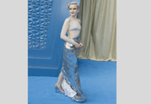 جوليا غارنر تتألّق بصندل من Rene Caovilla في لندن