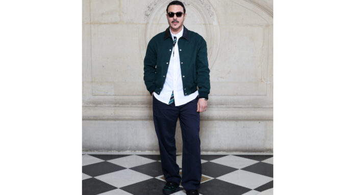 باسل خياط يلفت الأنظار بإطلالة ديور في عرض عالمي